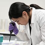 Estudiantes observando insectos con lupa en actividad científica